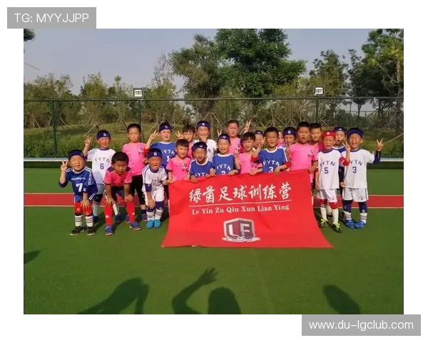 现代足球情侣头像男生形象设计,展现个性与运动风格的完美结合